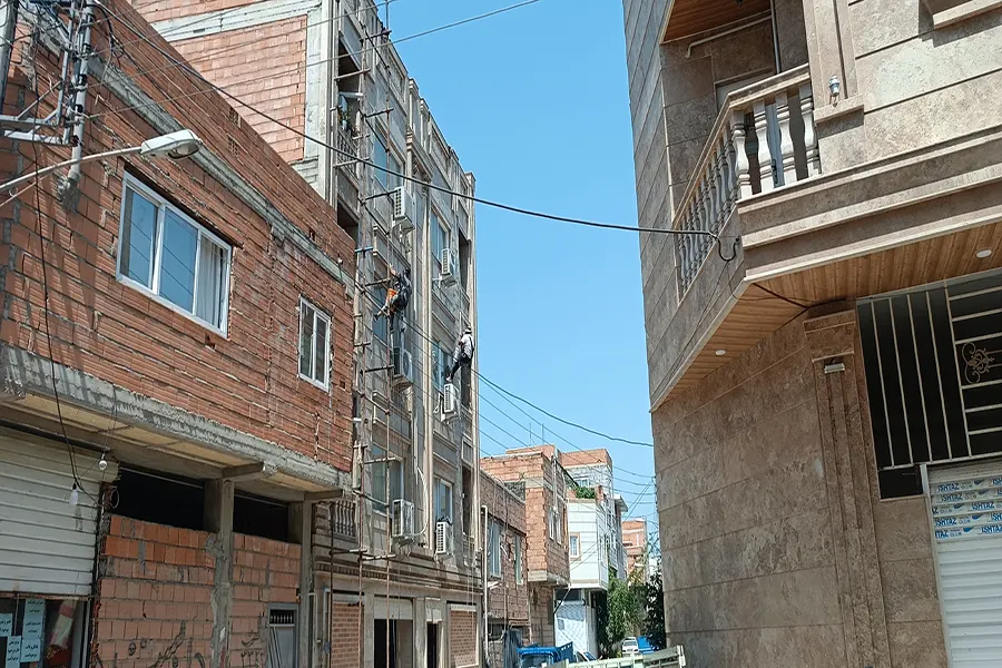 محکم کردن نمای ساختمان در بندر انزلی با پیچ و رولپلاک